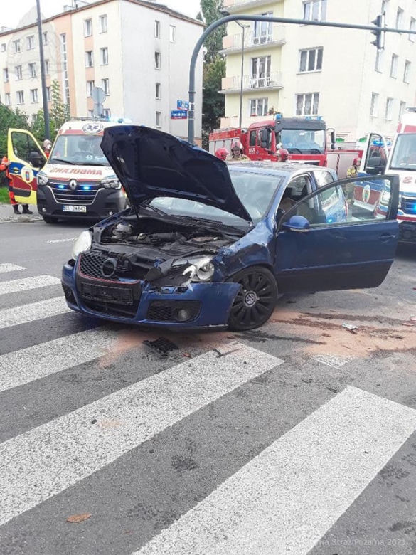 Groźny wypadek busa i osobówki w centrum Łodzi