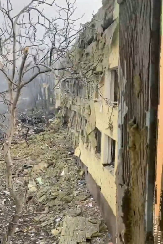   Zniszczony po rosyjskim nalocie sierociniec i szpital położniczy w Mariupolu