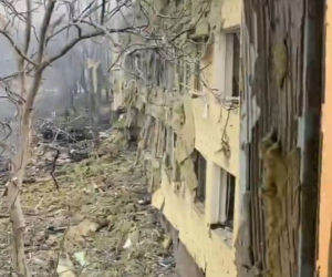   Zniszczony po rosyjskim nalocie sierociniec i szpital położniczy w Mariupolu