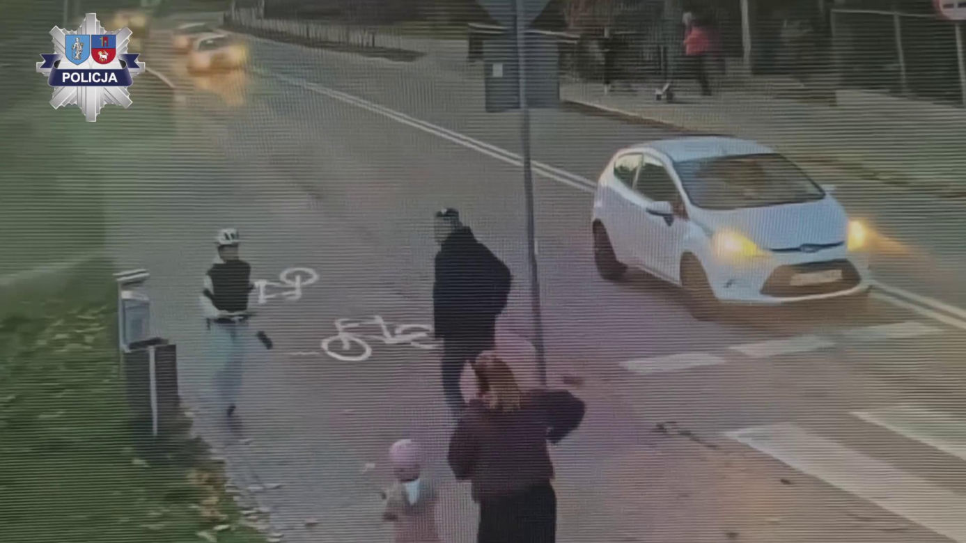 Wjechał na chodnik, minął dziecko i runął z wiaduktu. Nagranie mrozi krew w żyłach!
