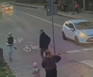 Wjechał na chodnik, minął dziecko i runął z wiaduktu. Nagranie mrozi krew w żyłach!