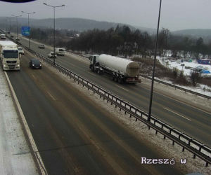 Ciężkie warunki na drogach dojazdowych do Krakowa. Jest bardzo ślisko! Zalega błoto pośniegowe