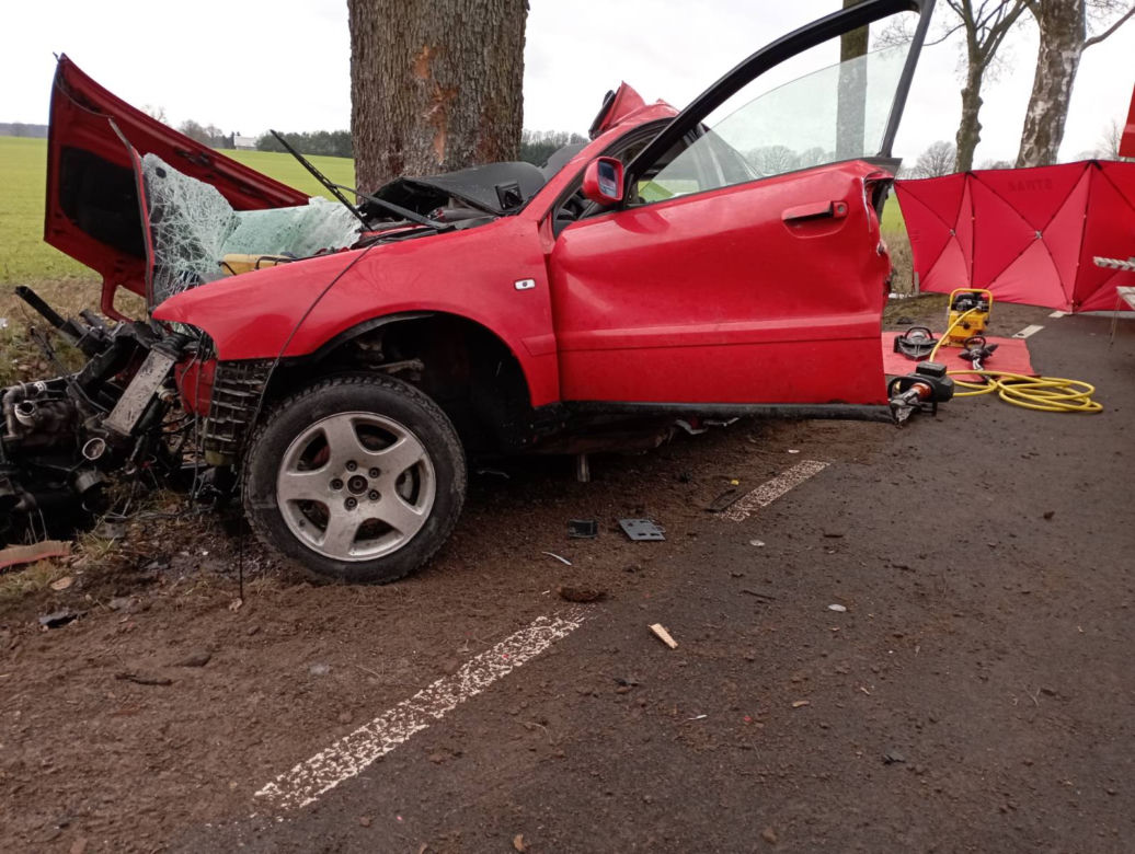 Wypadek z jak z koszmaru pod Człuchowem! 39-latek zginął w zmasakrowanym audi [ZDJĘCIA]