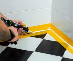 Jak poprawnie usunąć starą fugę i silikon oraz nałożyć nowy? Murator Remontuje