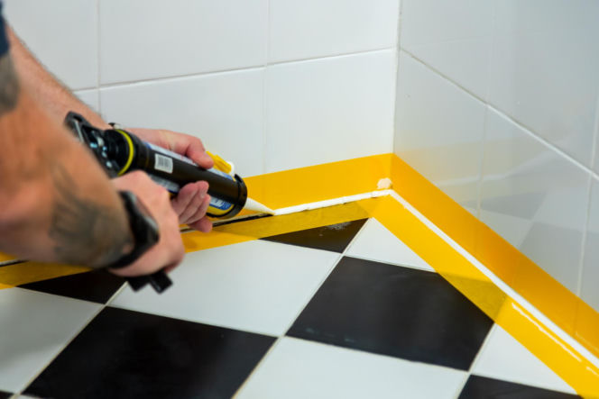 Jak poprawnie usunąć starą fugę i silikon oraz nałożyć nowy? Murator Remontuje