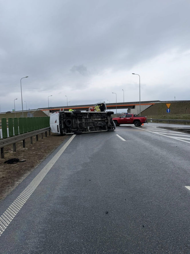Groźny wypadek na S3! Bus z pasażerami przewrócił się na bok. Są ranni!