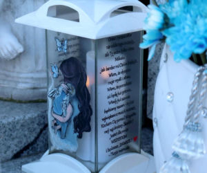 W Wielkanoc na cmentarzu główkę Milanka zmiażdżyła płyta nagrobna. Dramat się nie kończy. Miejsca tragedii strzegą aniołki