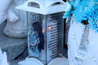 W Wielkanoc na cmentarzu główkę Milanka zmiażdżyła płyta nagrobna. Dramat się nie kończy. Miejsca tragedii strzegą aniołki