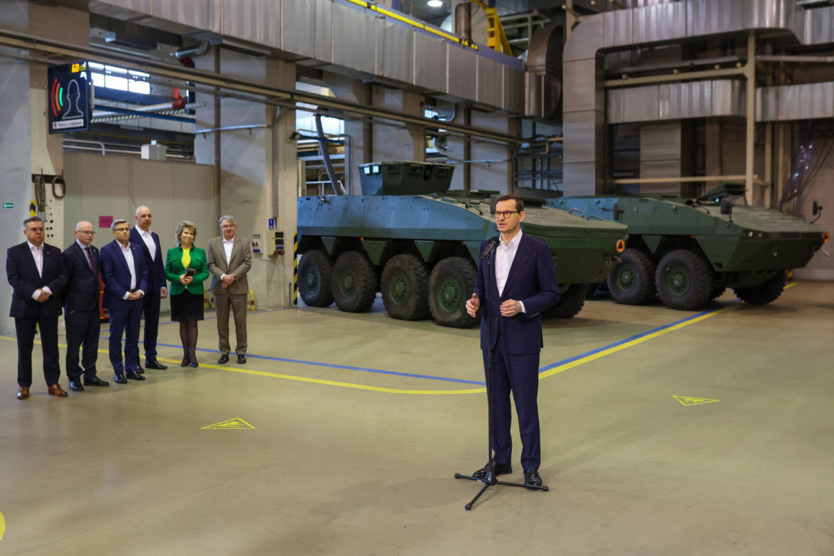 Premier Mateusz Morawiecki w zakładach produkujących rosomaki