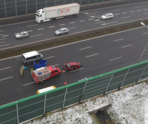 Śmiertelny wypadek na autostradzie. Renault uderzyło w bariery, potężne utrudnienia w ruchu