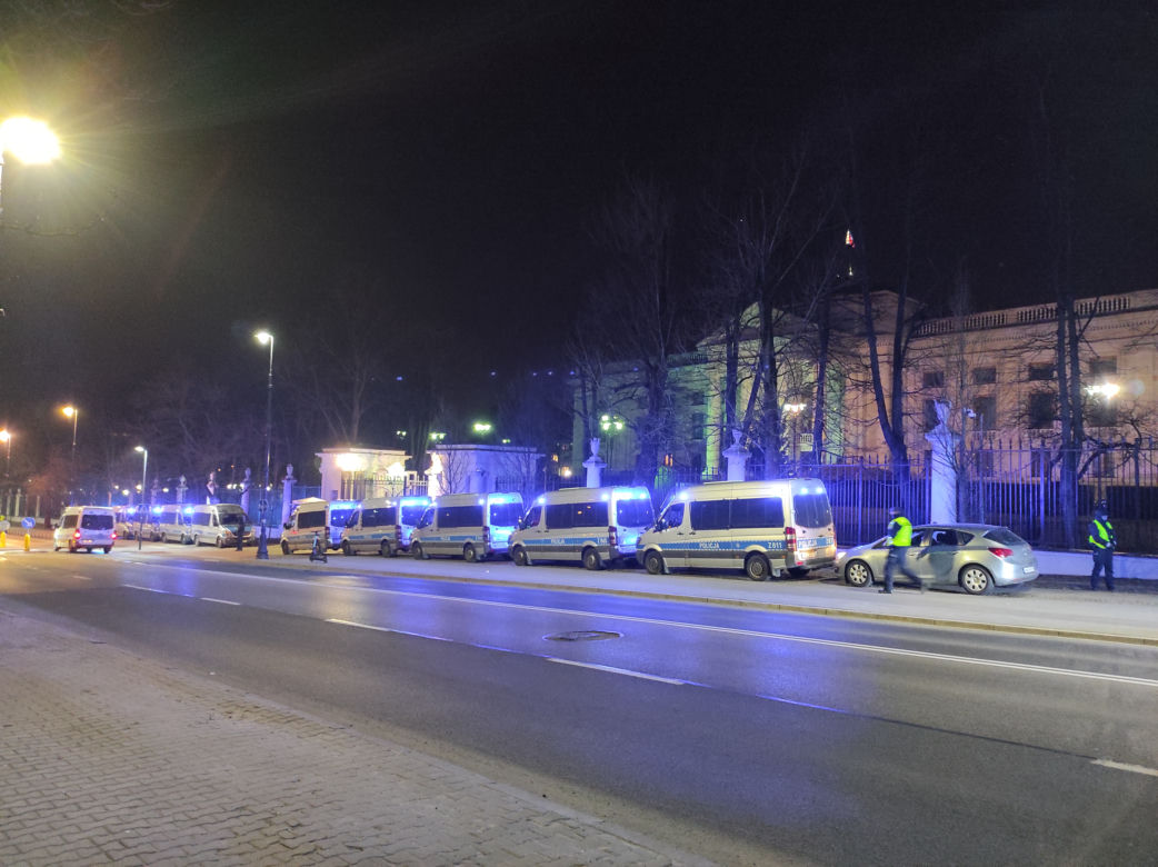 Policja ochrania ambasadę Rosji w Warszawie. Dziesiątki radiowozów