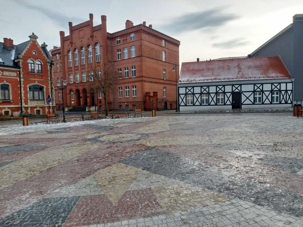 Rybi Rynek w Bydgoszczy stał się pięknym placem. Po dziurawym parkingu nie ma śladu! A to nie koniec zmian!
