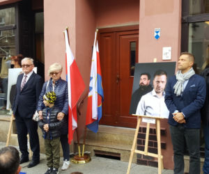Nowe autografy na ul. Długiej! Swoje podpisy odsłonili bracia Sekielcy, Jan Rulewski i Antoni Tokarczuk [ZDJĘCIA, WIDEO]