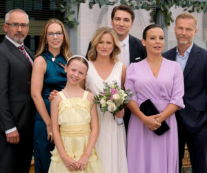 M jak miłość odc. 1903. Dima (Pszeniczny Michaił), Julia (Marta Chodorowska), Nadia (Mira Fareniuk), Magda (Anna Mucha), Sylwia (Hanna Turnau), Werner (Jacek Kopczyński), Budzyński (Krystian Wieczorek)