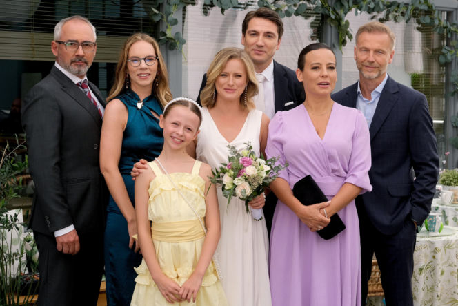 M jak miłość odc. 1903. Dima (Pszeniczny Michaił), Julia (Marta Chodorowska), Nadia (Mira Fareniuk), Magda (Anna Mucha), Sylwia (Hanna Turnau), Werner (Jacek Kopczyński), Budzyński (Krystian Wieczorek)