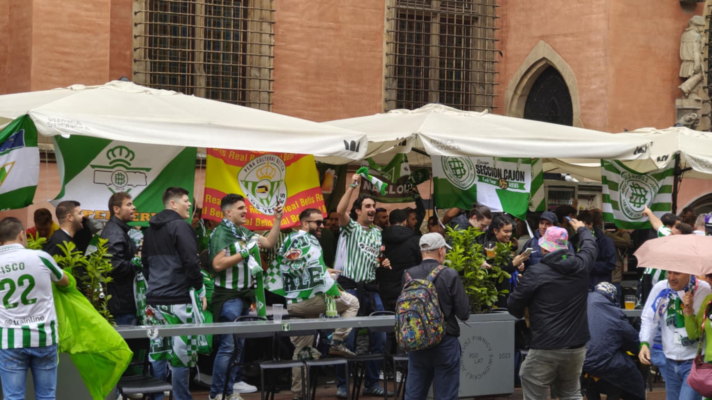 Gorąco przed finałem Ligii Konferencji we Wrocławiu. Tysiące kibiców na Rynku 
