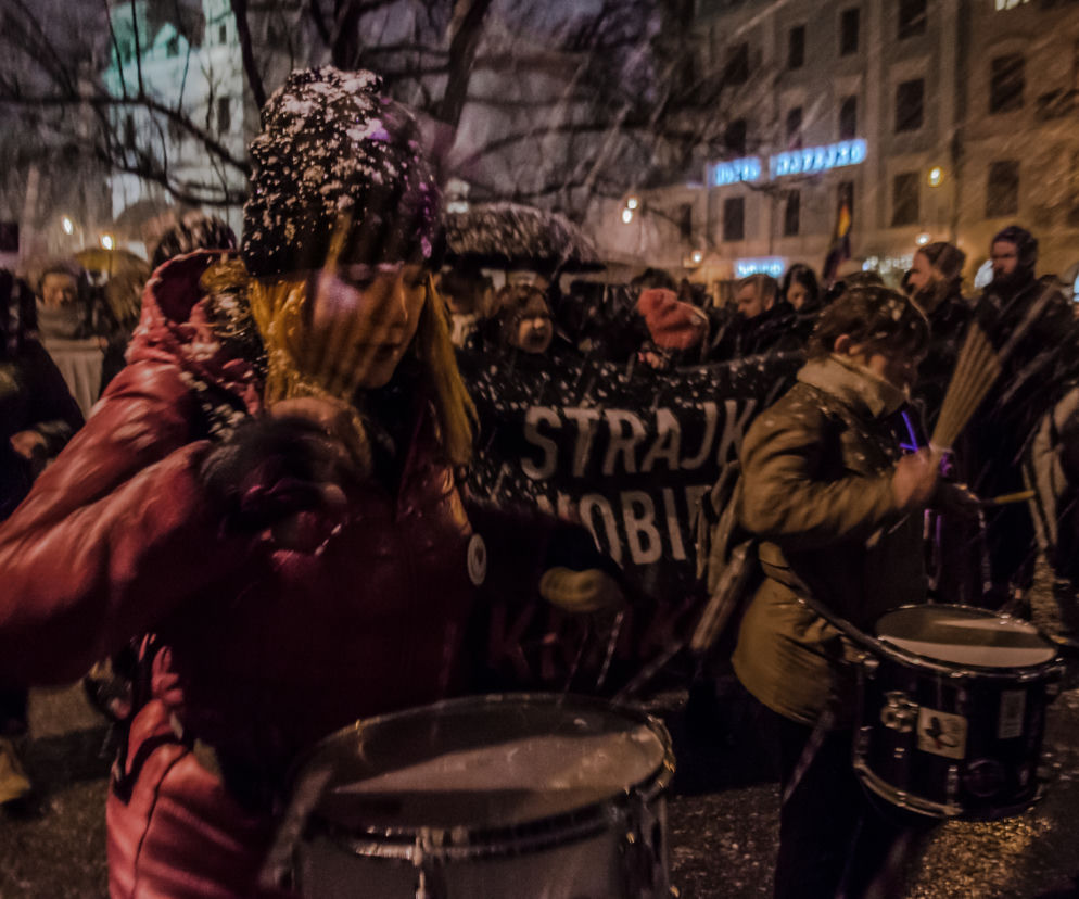 Nie mów mi, co mam robić. Protest kobiet w Krakowie [GALERIA ZDJĘĆ, AUDIO]