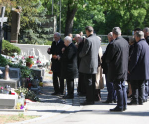Jarosław Kaczyński na cmentarzu nie był sam. Pewna kobieta nie odstępowała go na krok