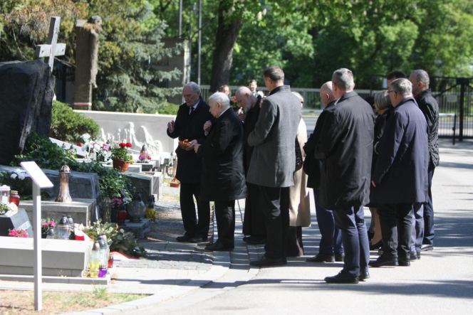 Jarosław Kaczyński na cmentarzu nie był sam. Pewna kobieta nie odstępowała go na krok