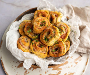 Biorę ciasto francuskie, szynkę i ser. W 20 minut mam pyszną przekąskę na andrzejki 