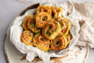 Biorę ciasto francuskie, szynkę i ser. W 20 minut mam pyszną przekąskę na andrzejki 