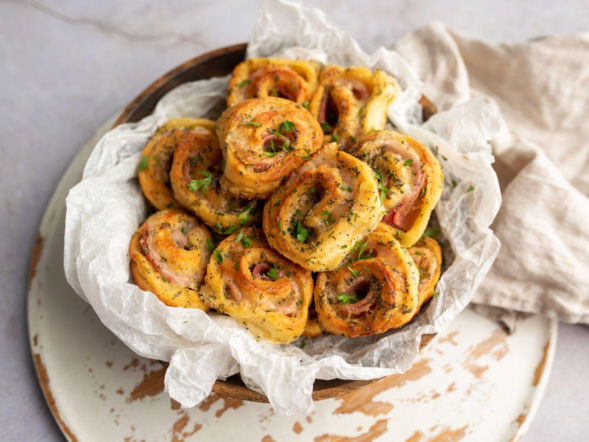 Biorę ciasto francuskie, szynkę i ser. W 20 minut mam pyszną przekąskę na andrzejki 