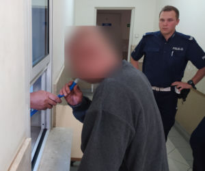 Kumiała. Pijany wjechał do stawu. I zasnął