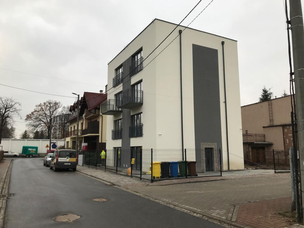 Blok z mikrokawalerkami przy ul. Rokitniańskiej w Krakowie 