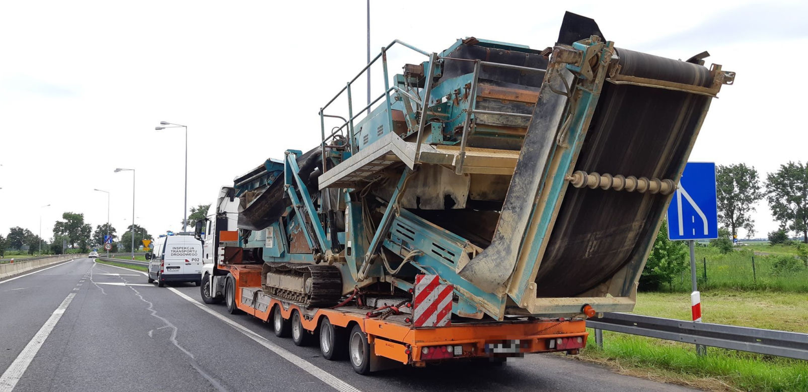 Za szeroki i za długi transport uszkodził punkt poboru opłat na A4