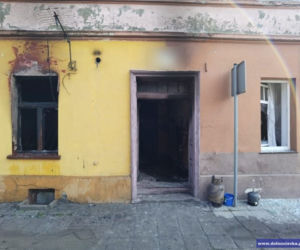 Policjanci uratowali ludzi z płonącego budynku w Ścinawie