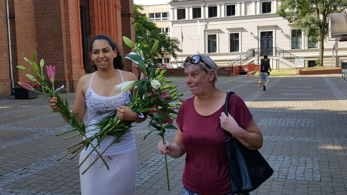 Kwiaciarki wdzięczne za poparcie. Z radości rozdały bydgoszczanom kwiaty!