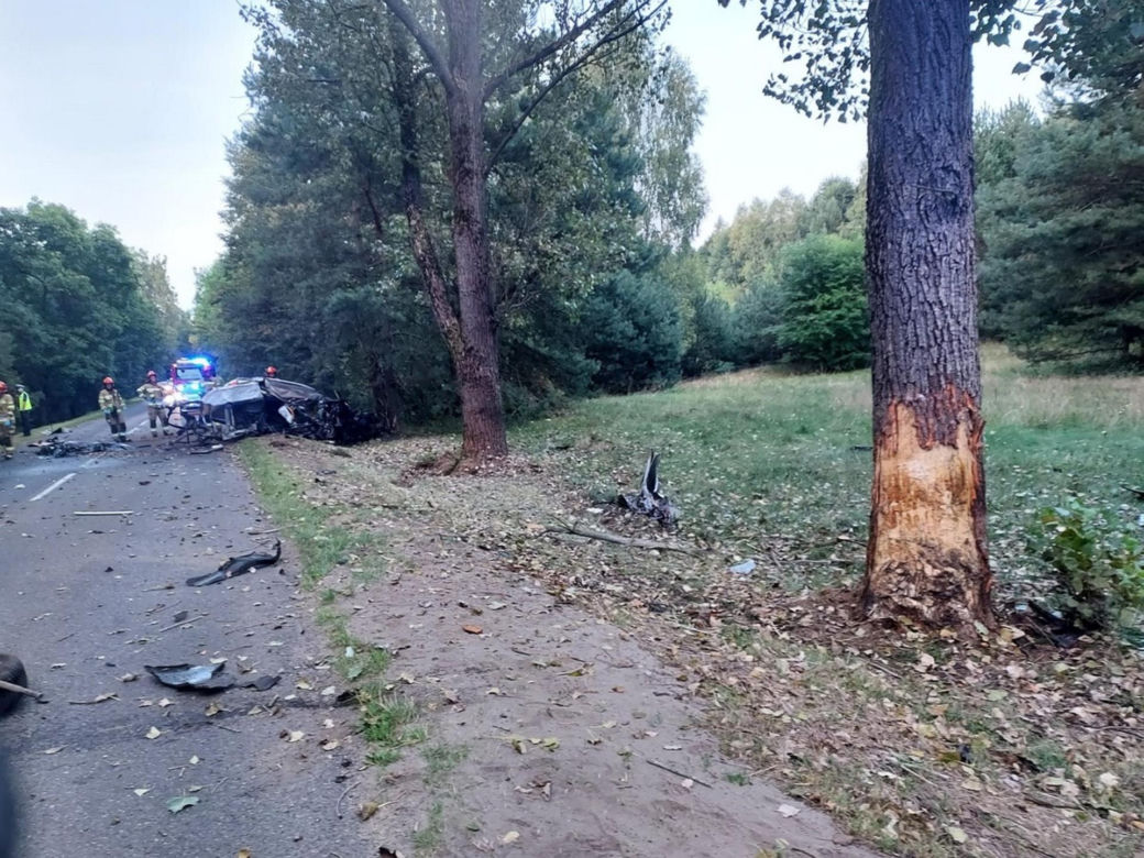 Śmiertelny wypadek pod Łaskiem! 20-latek zginął w zmiażdżonej kii [ZDJĘCIA]