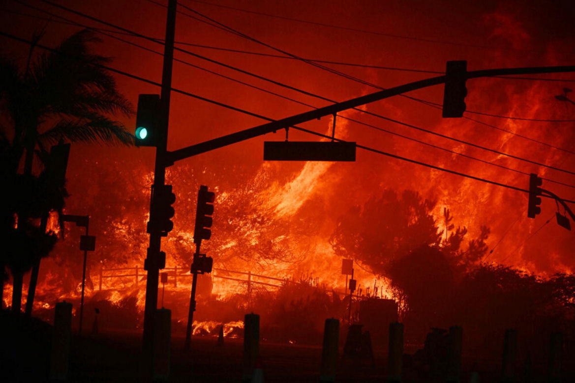 Dzielnica gwiazd płonie! Ogień trawi Los Angeles, ludzie uciekają. "Opuśćcie domy teraz!"
