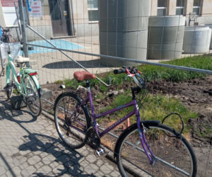 Przy dworcu w Rzeszowie brakuje stojaków na rowery. Nieoficjalnie: Miasto szuka rozwiązania