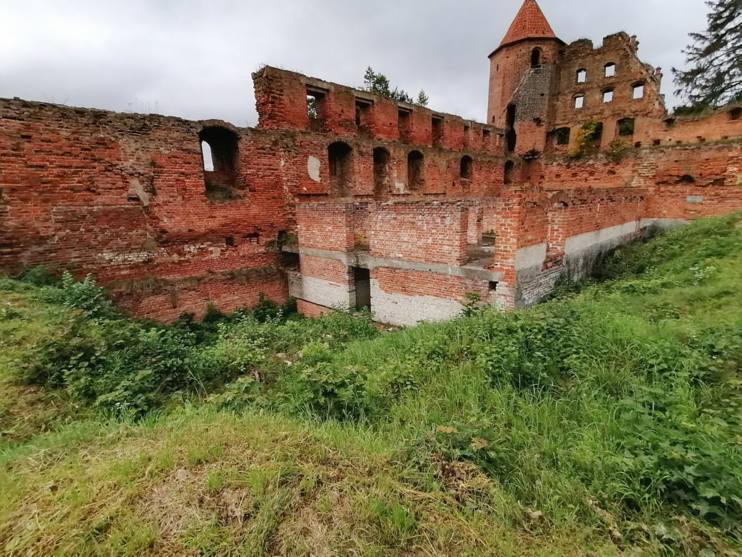 Pomarańczowi rowerzyści najechali zamek w Szymbarku