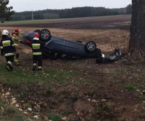 Mońki: Wypadek na DK 65. Citroen uderzył w drzewo. 7-letnia dziewczynka w szpitalu 