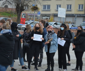 NIE JESTEŚMY INKUBATORAMI w Starachowicach też protestowali przed biurami posłów PiS 