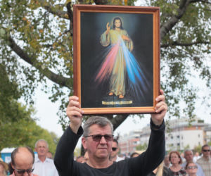 Tłum pielgrzymów w Warszawie. Wierni przybyli na beatyfikację kard. Stefana Wyszyńskiego