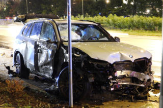 W BMW staranował przystanek. Wcześniej stracił prawo jazdy