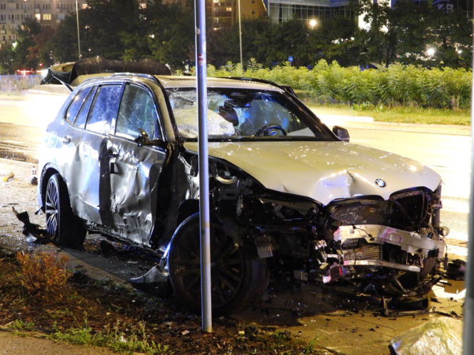 W BMW staranował przystanek. Wcześniej stracił prawo jazdy
