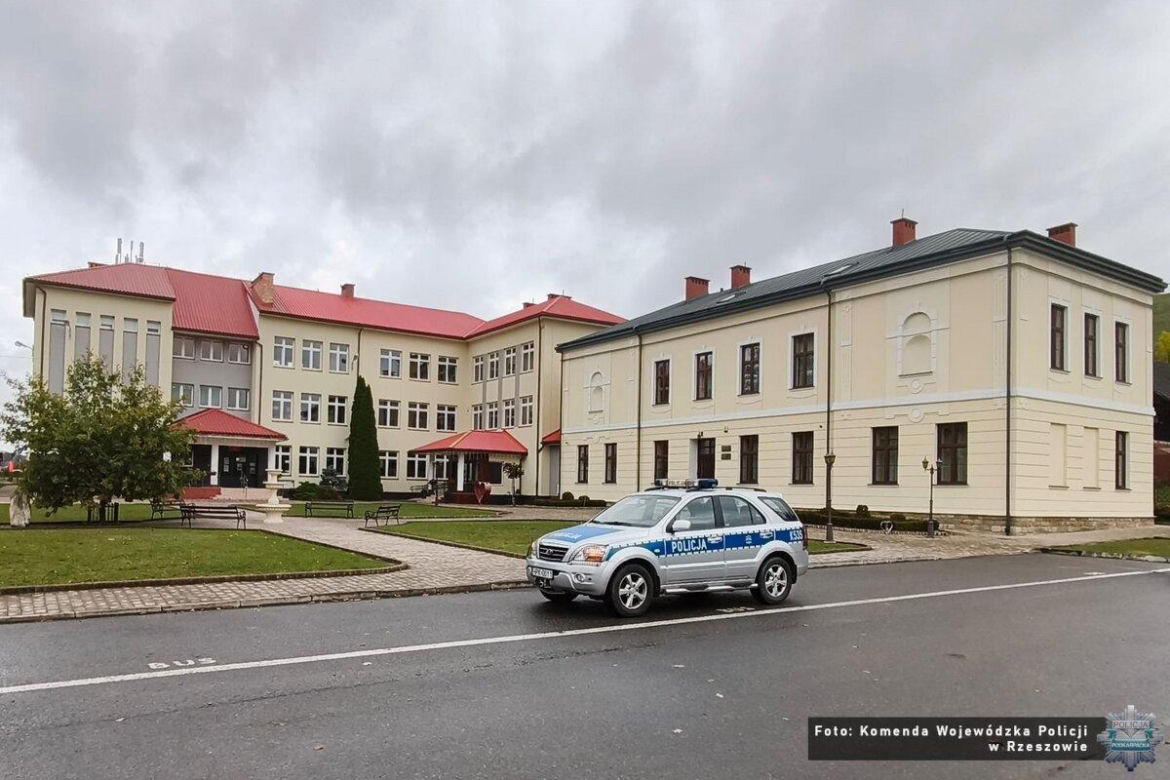 Policjanci patrolują szkoły