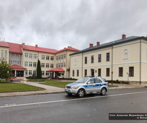 Policjanci patrolują szkoły