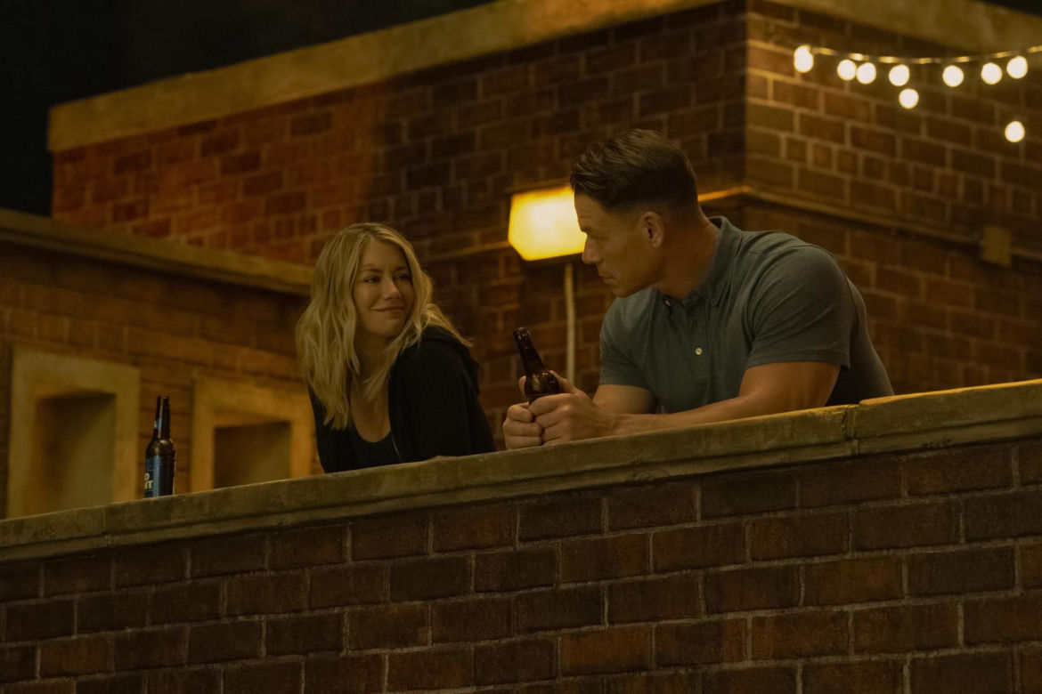 Jennifer Holland jako Emilia Harcourt i John Cena jako Christopher Smith.