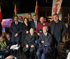 Kaczyński na krzesełku, Macierewicz obok. Krupka pokazała nocną „wartę” pod TK