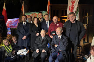 Kaczyński na krzesełku, Macierewicz obok. Krupka pokazała nocną „wartę” pod TK