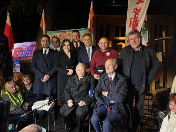 Kaczyński na krzesełku, Macierewicz obok. Krupka pokazała nocną „wartę” pod TK