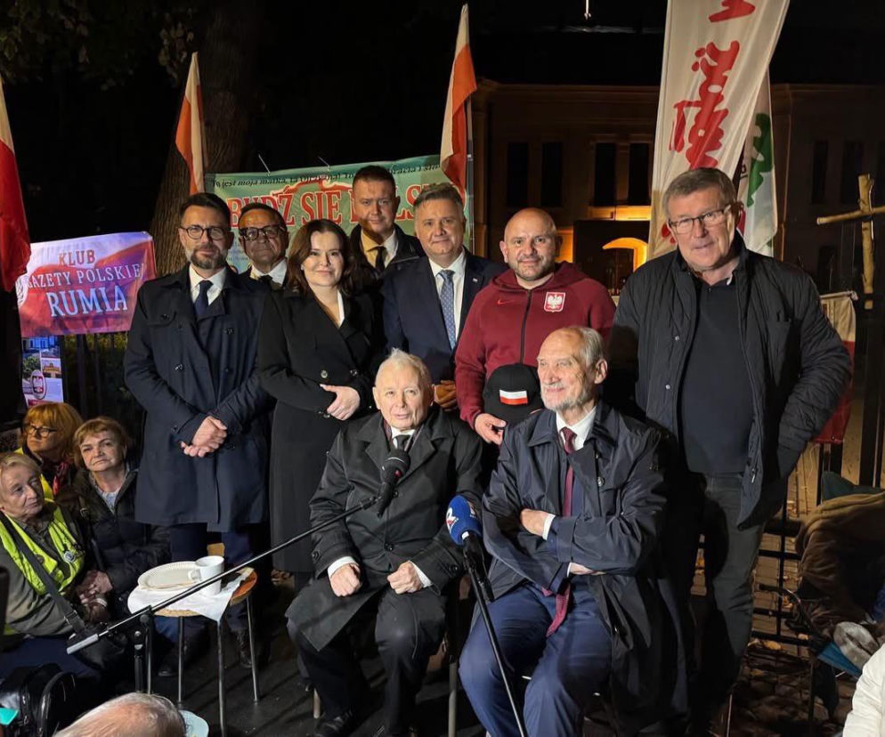 Jarosław Kaczyński i Antoni Macierewicz z politykami PiS pod TK. O proteście przeczytasz w SE Polityka.