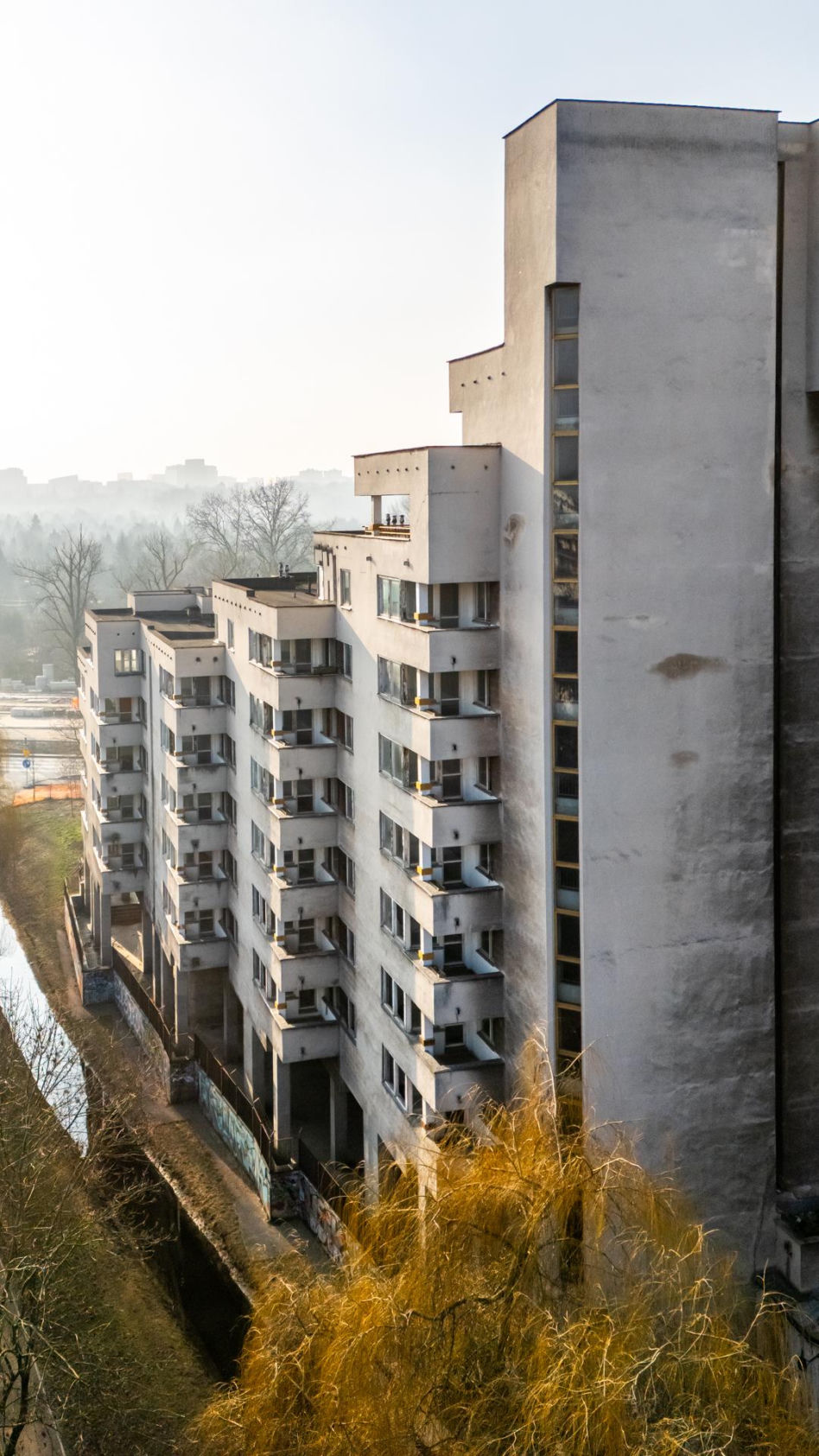 Szpiegowo z lotu ptaka. Blok na Sobieskiego 100 w Warszawie
