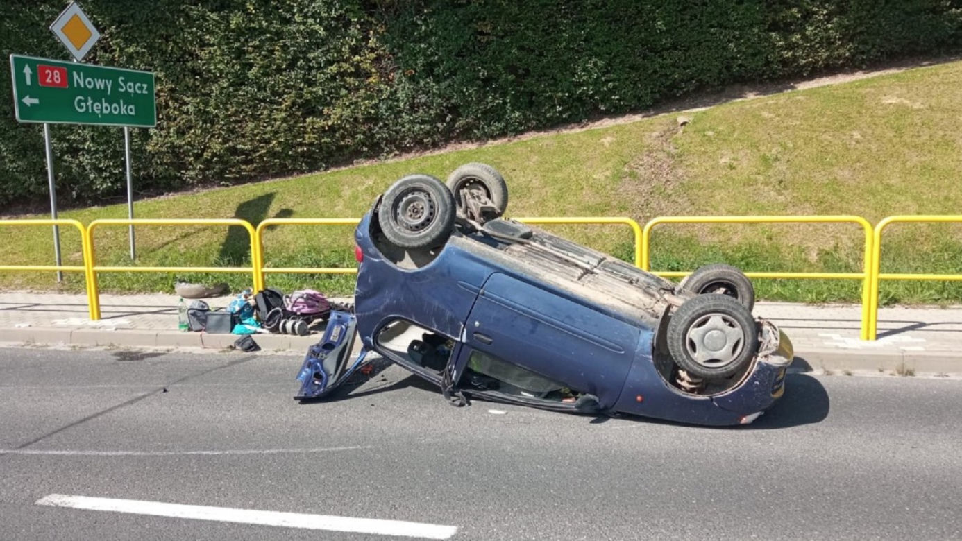 Potworny wypadek w Bieczu. Auto z malutkim dzieckiem kilka razy koziołkowało