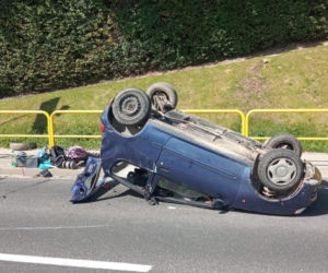 Potworny wypadek w Bieczu. Auto z malutkim dzieckiem kilka razy koziołkowało